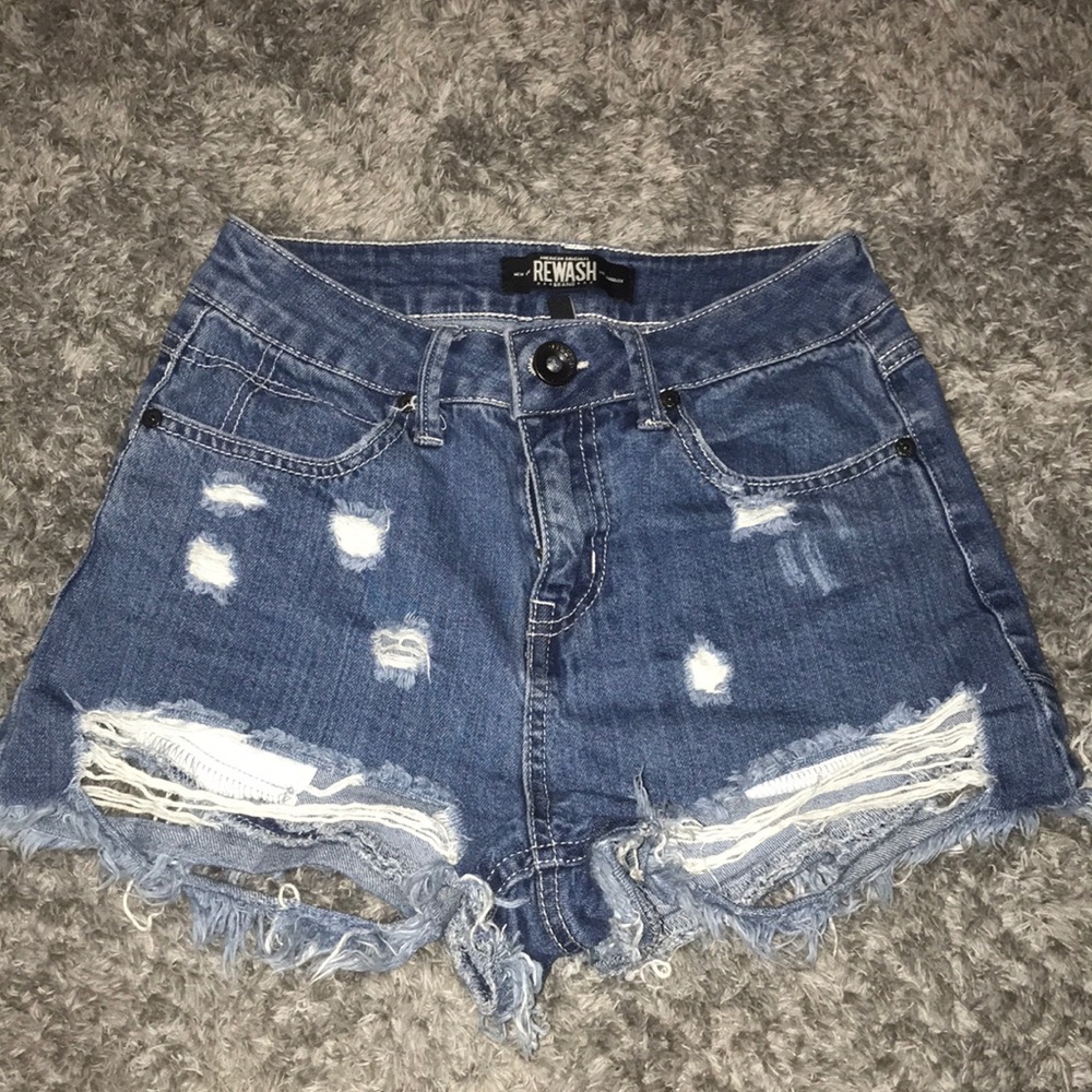 super cute distressed boutique jean shorts! size 0